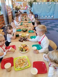 15. Słodko - owocowa uczta dzieci przygotowana przez rodziców.