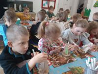 Nr.4 -Przedszkolaki malują swoje choinki