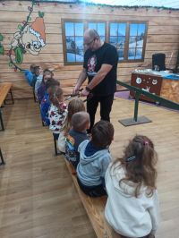 Nr.3-Przedszkolaki oglądają jak powstają szklane bombki