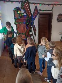 Nr.5- Przedszkolaki oglądają maszynę do likwidowania złych uczynków