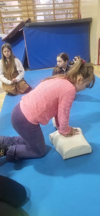 3. Dziewczynka ćwiczy resuscytacje