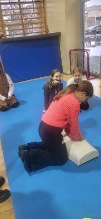4. Dziewczynka ćwiczy resuscytacje