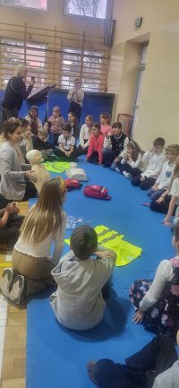 6. Panie i dzieci. Pokaz pierwszej pomocy.