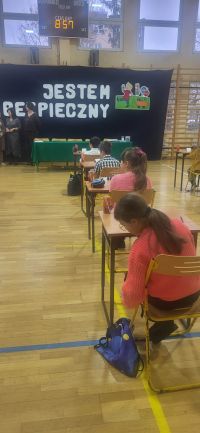 9. Dzieci przy stolikach przed konkursem.