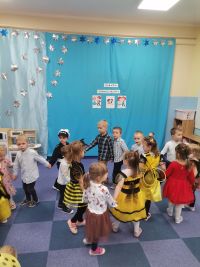 02. Dzieci tańczą w korowodzie - spirali