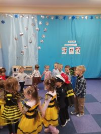 08. Zabawa andrzejkowa - dzieci tańczą w kole.