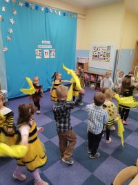 10. Zabawa andrzejkowa - dzieci tańczą w pociągu.