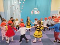 12. Zabawa andrzejkowa - dzieci w kapeluszach tańczą w kole.