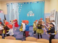 13. Zabawa andrzejkowa - tańce dzieci w parach i kółeczkach.