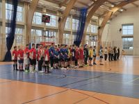 5. Chłopcy ustawieni w szeregu.