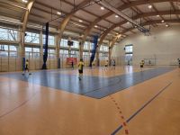 9. Chłopcy grają w piłkę na turnieju