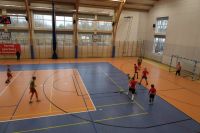 10. Chłopcy grają w piłkę na turnieu