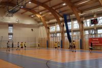 11. Chłopcy grają w piłkę na turnieju.