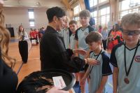 16. Pani Wójt wręcza medale.