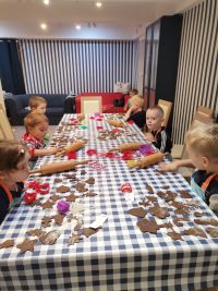 4. Pierniczkowe warsztaty świąteczne - dzieci siedzą przy stolikach i robią pierniczki.