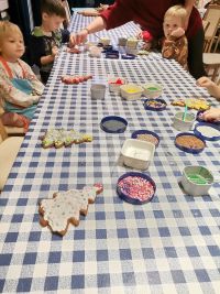 6. Warsztaty świąteczne - dzieci dekorują piernikowe choinki.