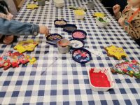 7. Warsztaty świąteczne - dzieci dekorują piernikowe gwiazdy i choinki.