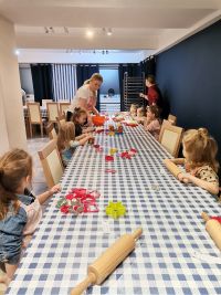 9. Warsztaty świąteczne - dzieci przy stolikach rozpoczynają pracę.