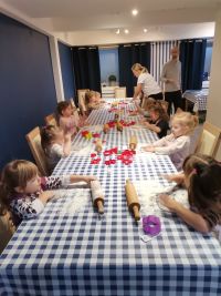 11. Warsztaty świąteczne - dzieci wałkują piernikowe ciasto.