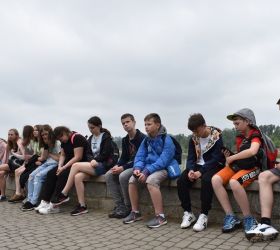 63. Dzieci siedzą nad brzegiem Wisły