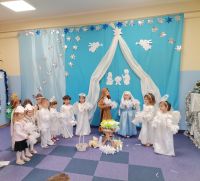 1. Jasełka - dzieci witają gości wierszem i pozują do zdjęcia.