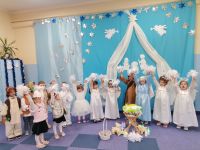 2. Jasełka - dzieci z pomponami śpiewają ,,Kolędę przedszkolaków'' i wykonują układ choreograficzny.