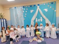 3. Jasełka - dzieci śpiewają kolędę ,,Dziś w stajence''.