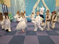 4. Jasełka - Taniec aniołków i pastuszków w kole z pastorałką ,,Bosy pastuszek''.