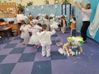 5. Jasełka - taniec dzieci z pastorałką ,,Do Be, do Betlejem''