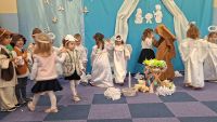8. Jasełka - Taniec aniołków z kolędą ,,Gore gwiazda Jezusowi''.
