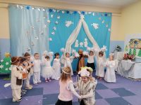 10. Jasełka - Taniec dzieci z pomponami ze śpiewem kolędy ,,W licheja stajni''.
