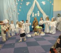 11. Jasełka - pastuszkowie grają, aniołki śpiewają kolędę ,,W lichej stajni''