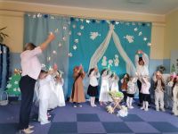 14. Jasełka - Noel - taniec z lampionami.