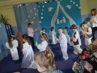 15. Jasełka - taniec z lampionami Noel.