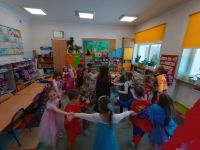 24. Motylki bawią się w sali