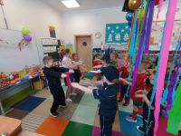 25. Motylki tańczą Makarene