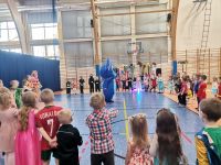 1. Bal - dzieci tańczą z Lilo.