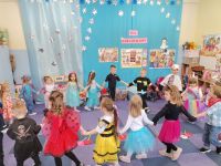 7. Bal karnawałowy - dzieci tańczą w kole. (1)