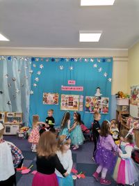 9. Bal karnawałowy - dzieci tańczą w parach.