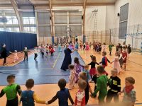 11. Bal karnawałowy - przedszkolaki w  kole.