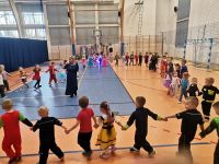 13. Bal karnawałowy - tańiec dzieci w kole.