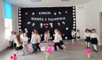 10. Święto Babci i Dziadka - taniec dzieci.