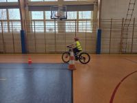 15. Chłopiec jedzie rowerem po torze rowerowym