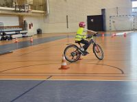 16. Chłopiec jedzie rowerem po torze rowerowym