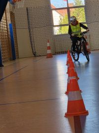 17. Chłopiec jedzie po torze rowerowym