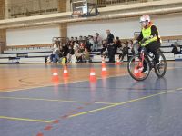 18. Chłopiec jedzie po torze rowerowym