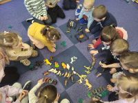 03. Pszczółki liczą figurki