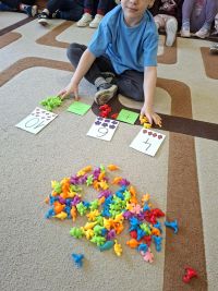 12.Biedronki przeliczajÄ… figurki