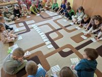 14.Dzień matematyki w Biedronkach, zabawy na dywanie