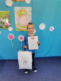 6. Mikołaj z nagrodą i dyplomem WYRÓŻNIENIE pozuje do zdjęcia.